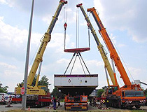 Beladung eines Schwerguttransporters